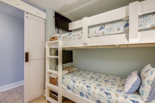 Building Photo - 9860 S Thomas Dr