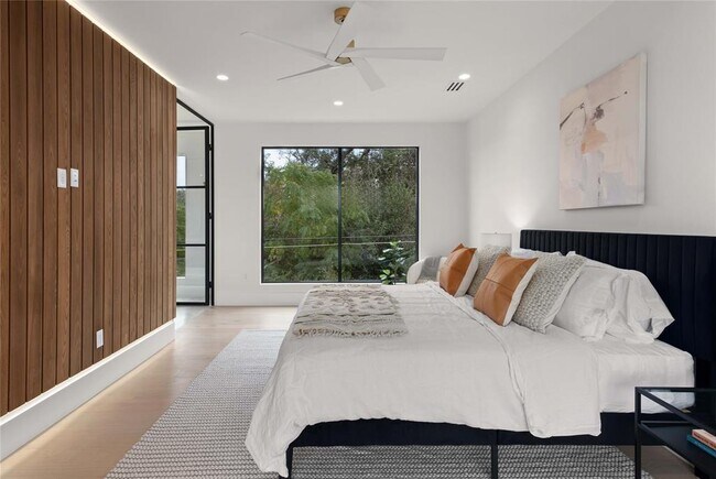 Building Photo - 2401 Oakhaven Cir