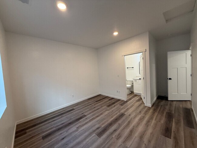 Building Photo - Brand New 3 Bed / 2 Bath Duplex Near Parks & Golf - W/S/G Included