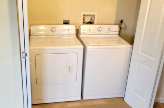 Building Photo - Conveniently Located Three Bedroom Condo