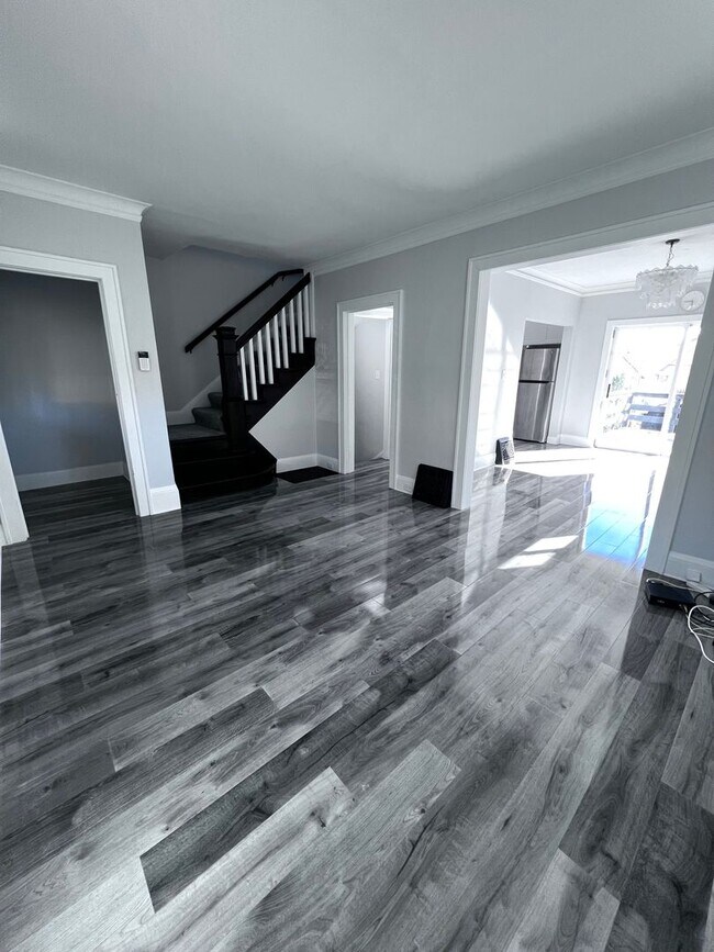 Building Photo - AVAILABLE August 3st - 3 bed 1 Bath Home!