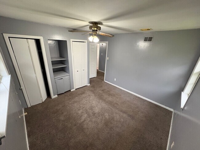 Building Photo - Southern Hills!!