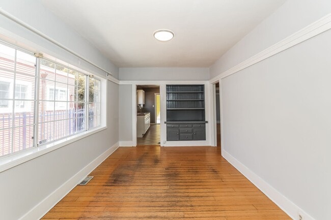 Building Photo - Beautiful 1918 Oakland Home!!