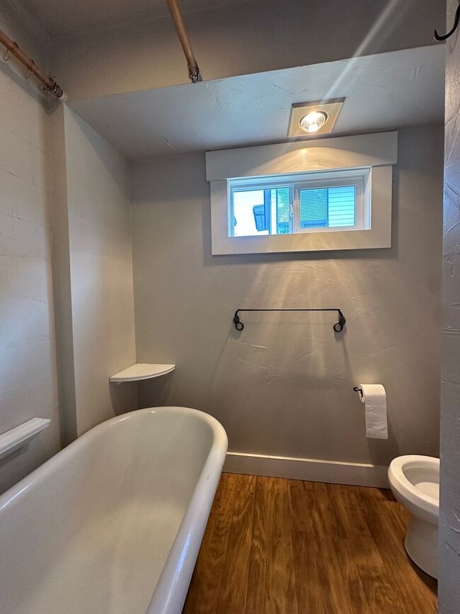 Building Photo - Charming 2 Bed / 2 Bath Home in Prime Westside Bend Location