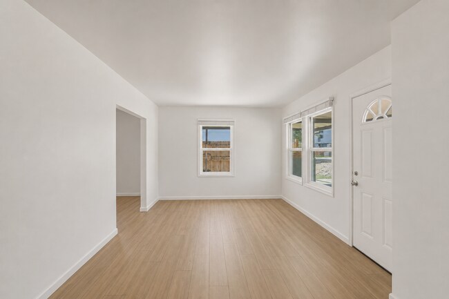 Building Photo - 1005 E Mariposa St