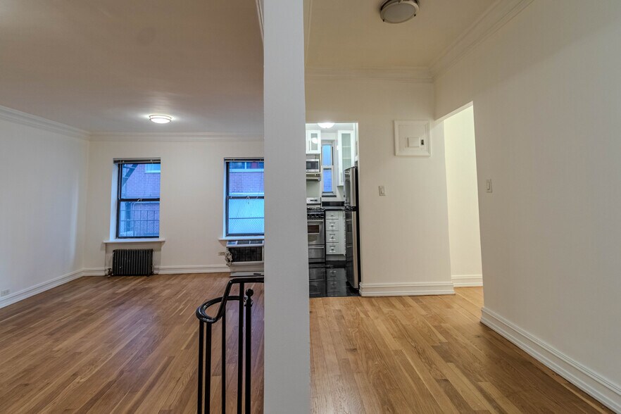 Building Photo - 340 E 50th St