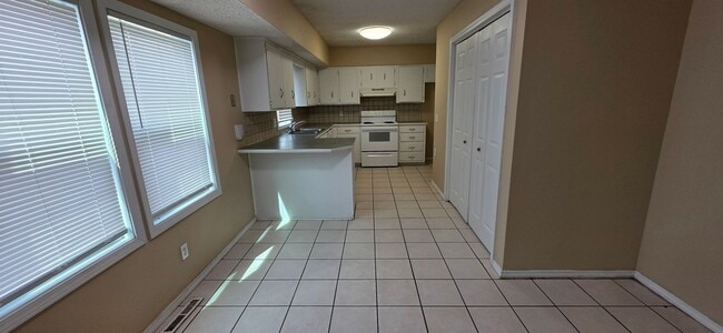 Building Photo - 3 Bedroom 2 Bathroom home in Kickapoo Schools! $1295!