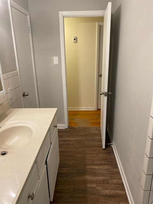 Building Photo - 3 bedroom single family home with huge bon...