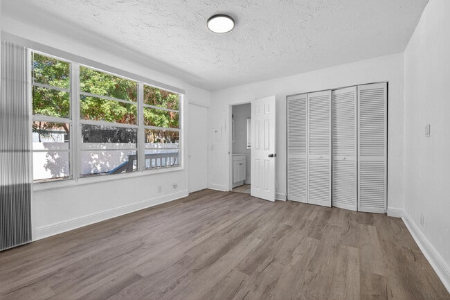 Building Photo - 933 30th Ct