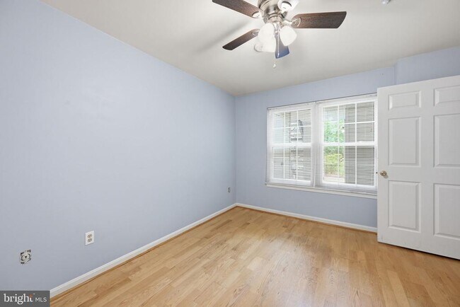 Building Photo - 933 Hillside Lake Terrace