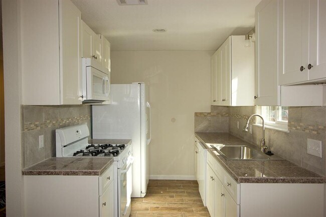 Building Photo - 6110 Wing Feather Dr