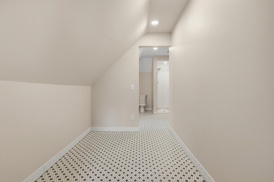 Building Photo - 808 W Main St