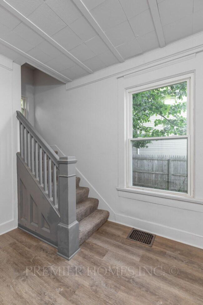 Building Photo - 3 Bed Single-Family Home Near Aultman Hospital – $1,595/mo