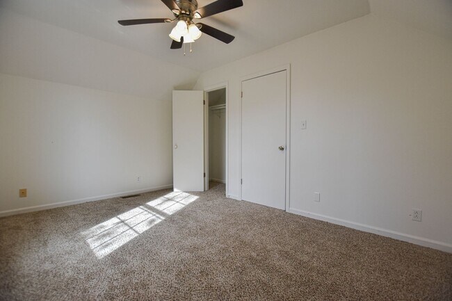 Building Photo - Pet Friendly Three Bedroom!