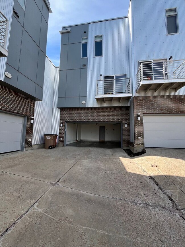 Building Photo - 3 Bed/2.5 Bath Townhome in Downtown Sioux Falls!!
