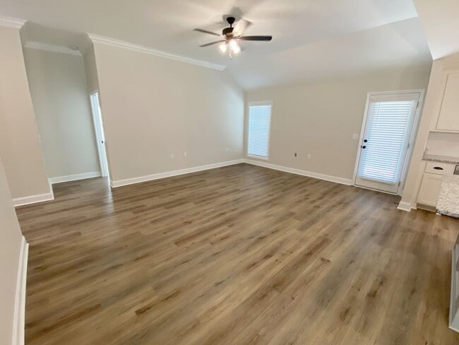 Building Photo - Elegant & Spacious 3BD/2BA Home in Hahira ...