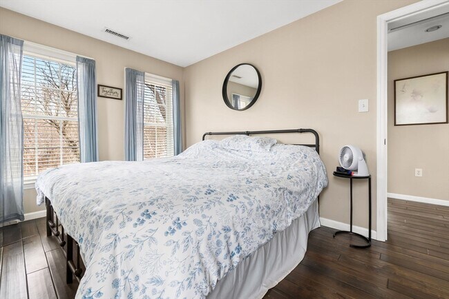 Building Photo - 98 Poplar St