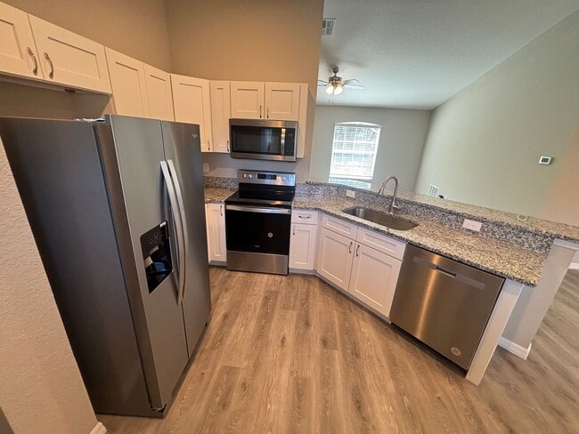 Building Photo - Great 3/2 in ideal location