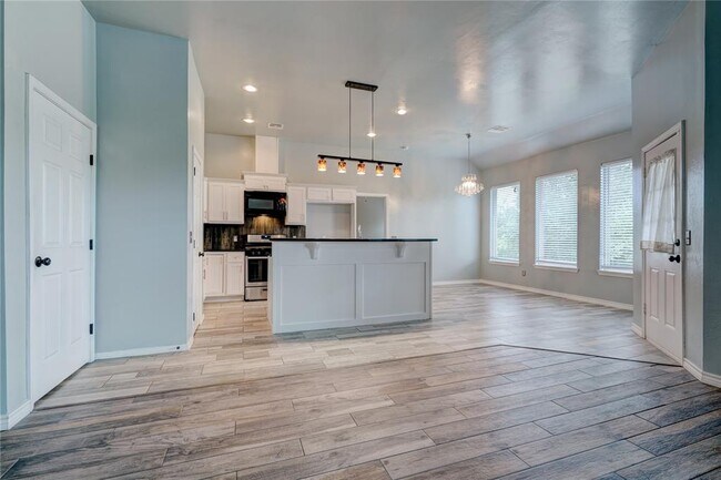Building Photo - 2023 Westbury Dr