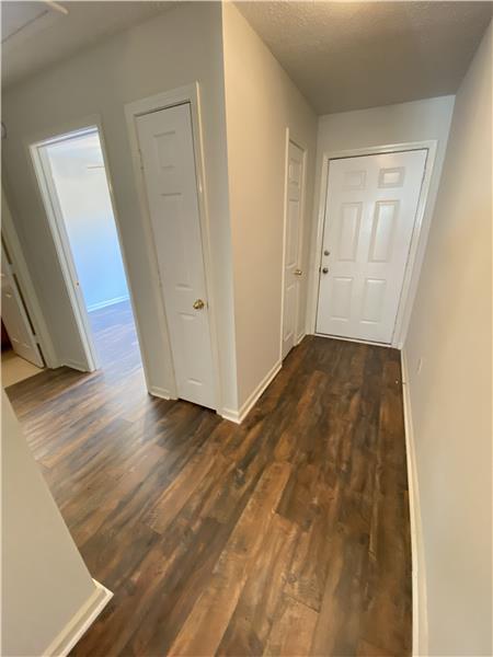 Building Photo - 1007 Towne Pk E Dr