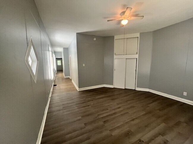 Building Photo - 2 bedroom Bungalow!  LEASING SPECIAL - sign a 13-month lease by 7/31/2026 and second month is free!
