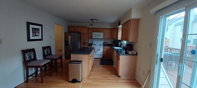 Building Photo - Luxurious And Spacious 3 Bed 2 Bath Brick ...