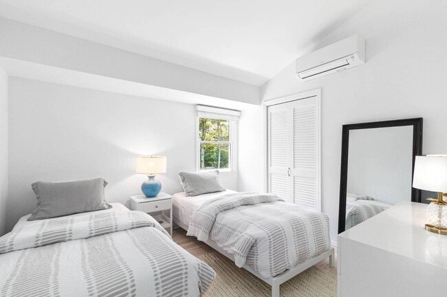 Building Photo - 114 Narod Blvd