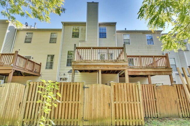 Building Photo - Charming 3 BR single Townhouse available now