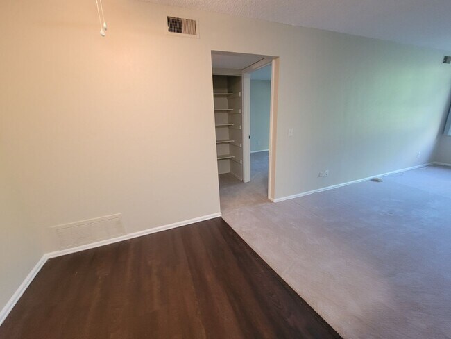 Building Photo - Nicely Updated One Bedroom Condo Available...