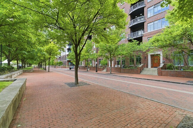 Building Photo - 250 Daniel Burnham Square
