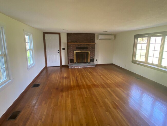Building Photo - Authentic 3 bedroom New England Colonial! ...
