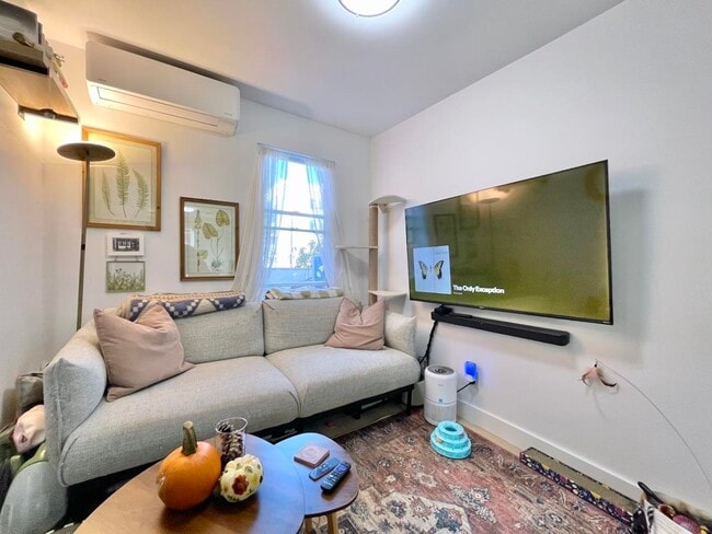 Building Photo - 379 Monmouth St