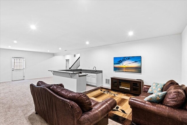 Building Photo - Luxury & Lifestyle with Main Level Living!