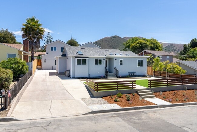 Building Photo - AVAILABLE FOR 2026-2027 SCHOOL YEAR...14 B...