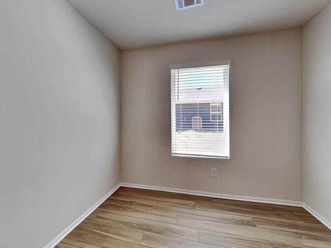 Building Photo - 529 St Charles Pl
