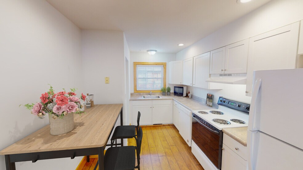 Building Photo - 1210 W Ash St