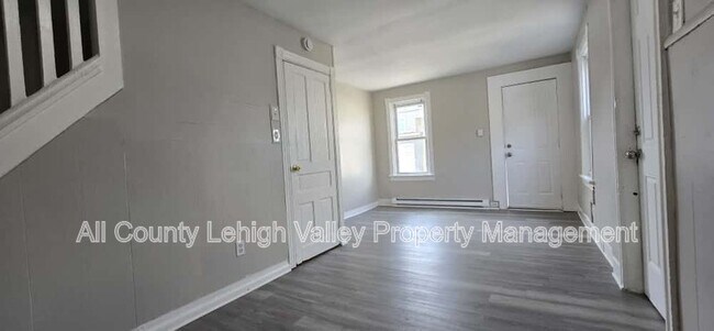 Building Photo - 525 N Plum St