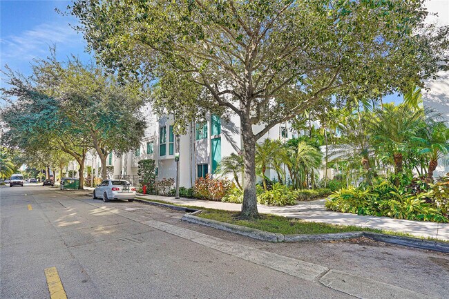 Building Photo - 741 NE 4th Ave