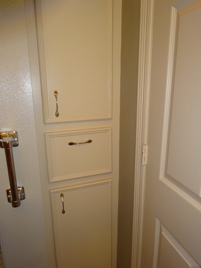 Building Photo - 2420 Stone Hollow Dr