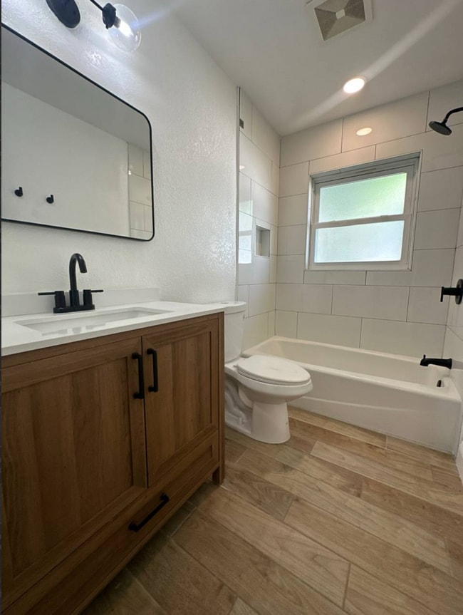 Building Photo - 4390 Maple St NE