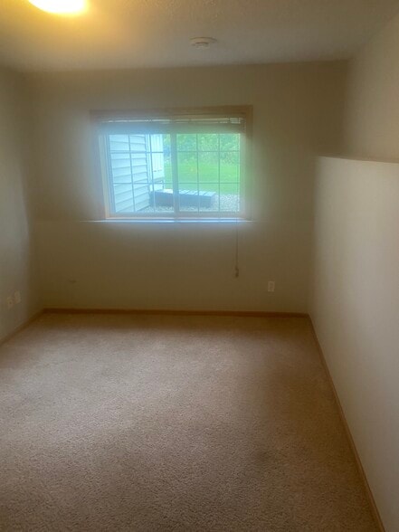 Building Photo - 501 Creekside Dr