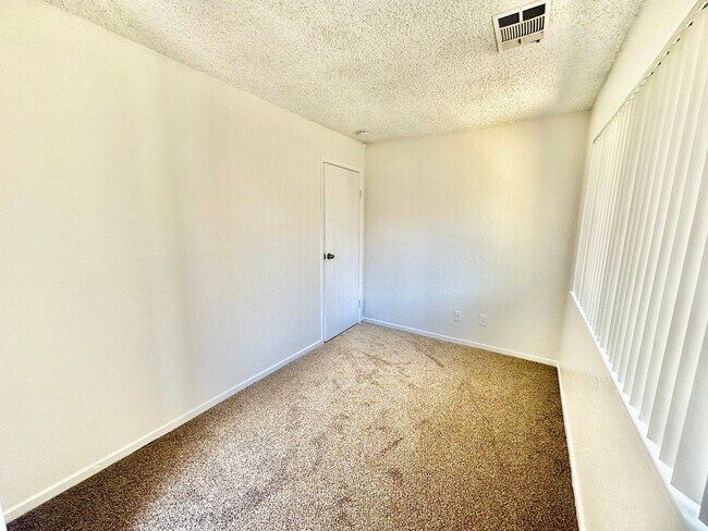 Building Photo - 1190 S Winery Ave