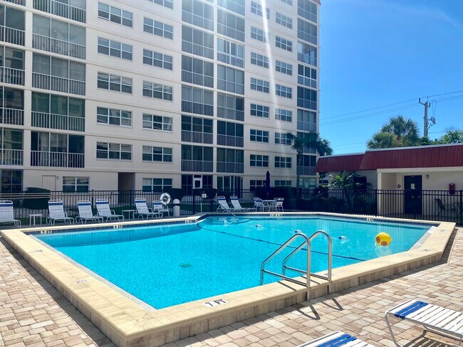 On VENICE ISLAND - 232 Saint Augustine Ave