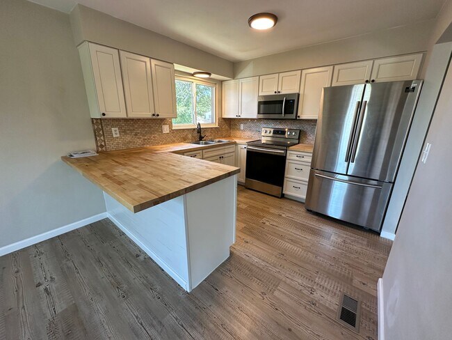 Building Photo - 4 BED 2 BATH HOME CLOSE TO PETERSON AFB & SCHRIEVER AFB!