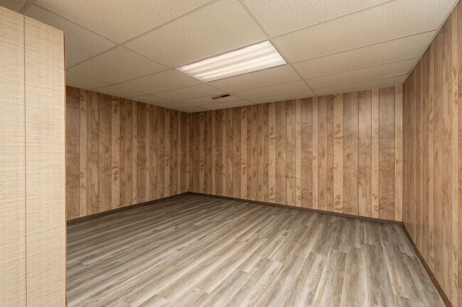 Building Photo - Updated 5 bedroom | 2 bath | 2 car garage | WALK OUT BASEMENT | Fenced backyard | Close to downto...