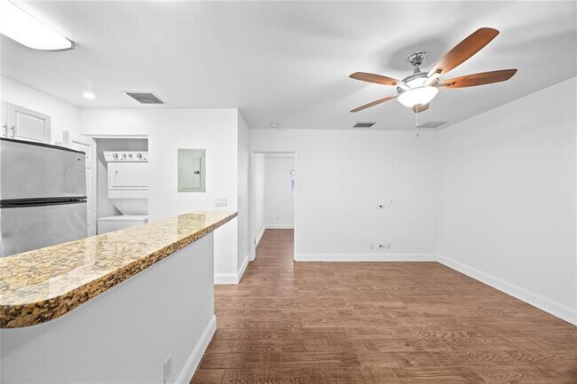 Building Photo - 404 SE 16th St