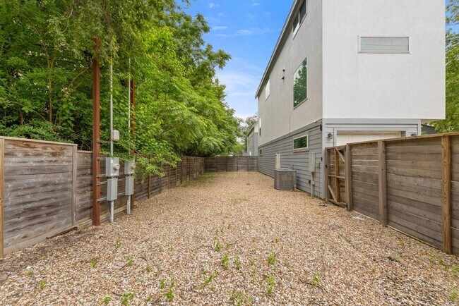 Building Photo - 6109 Cherrylawn Cir