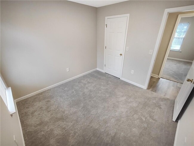 Building Photo - 533 Dove Way