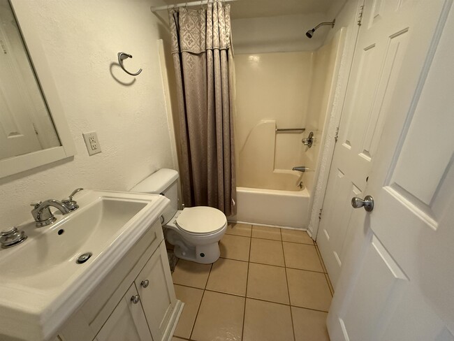 Building Photo - 407 76th Ave N