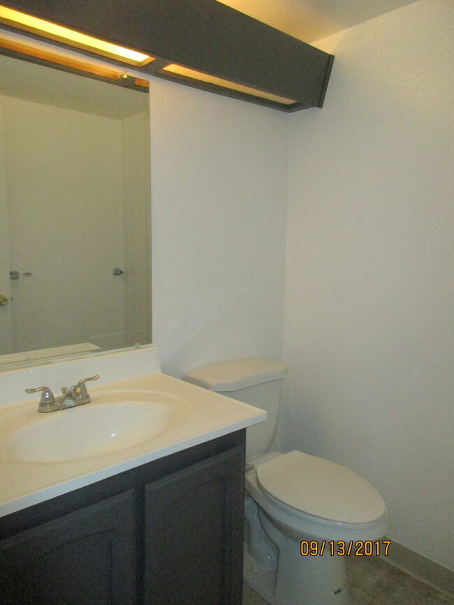 Building Photo - Quaint 2 Story Condo in Pleasanton